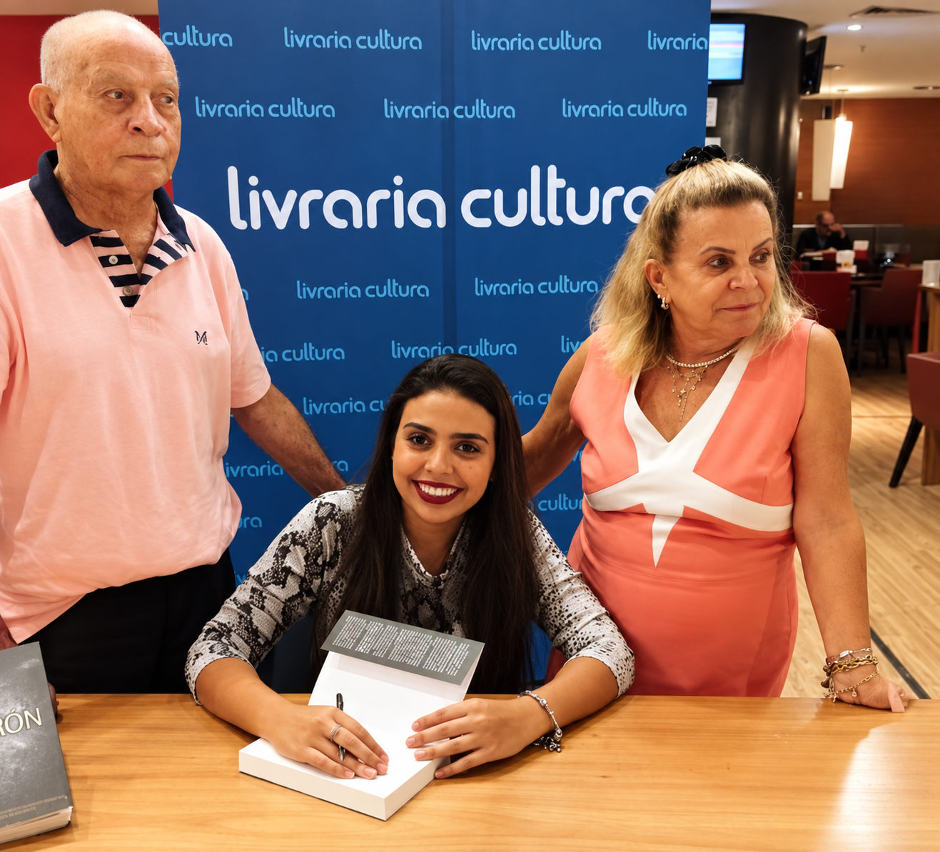 Sessão de autógrafos do projeto Cora — Conexões Femininas na Livraria Cultura